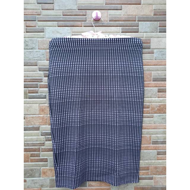 Rok Pensil Motif Kotak atmosphere (preloved)