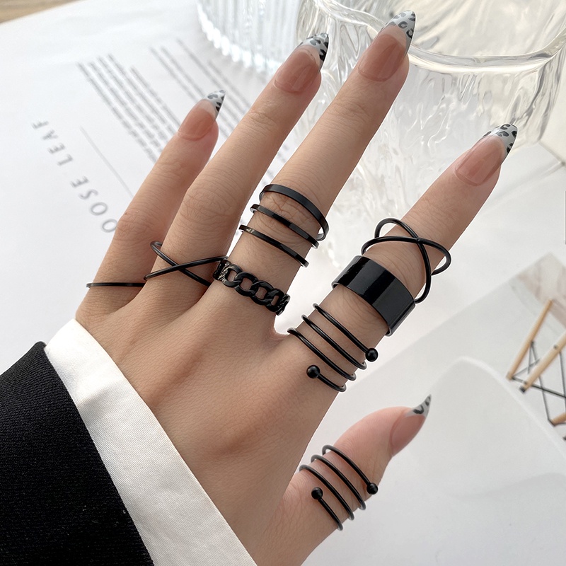 Set Perhiasan Cincin Jari Bentuk Ular Aksen Kristal Hati Warna Hitam Gaya Retro Untuk Wanita