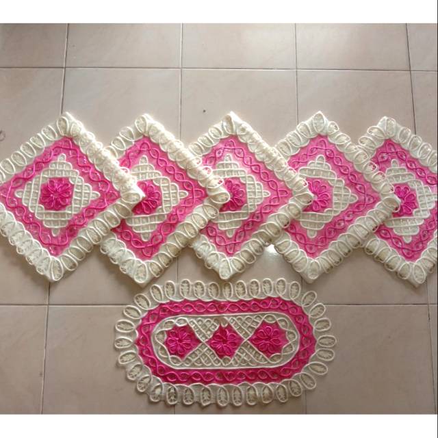 Sarung bantal sulam usus.