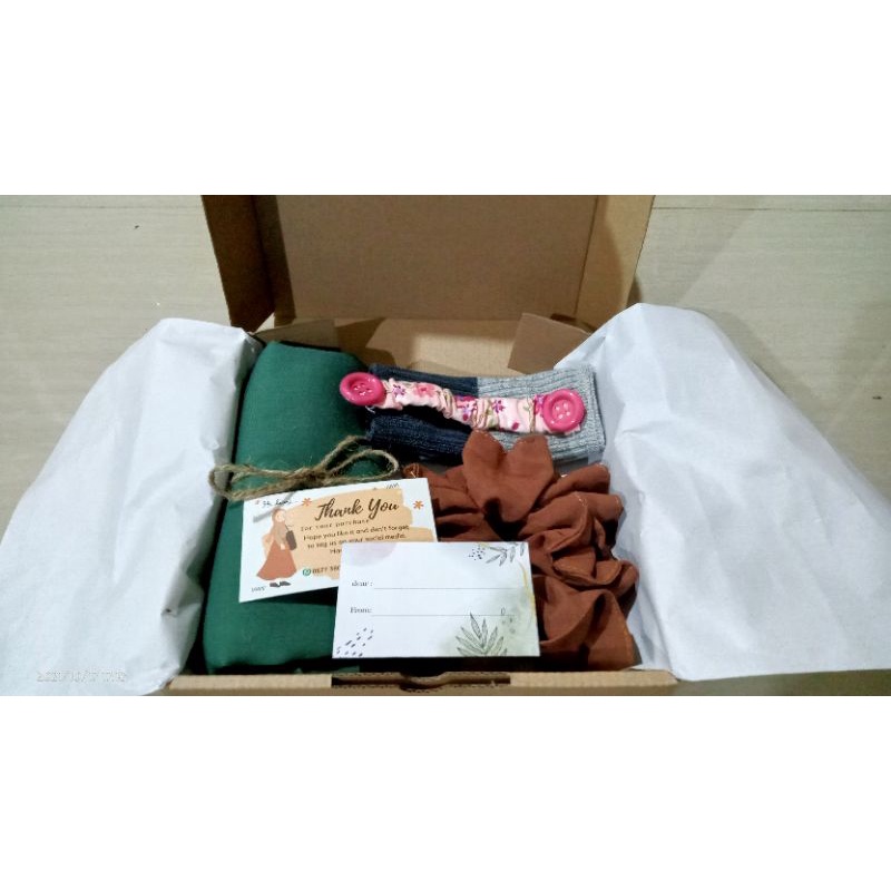 

HAMPERS HIJAB TERMURAH/HIJAB SAUDIA/KADO ULANG TAHUN/KADO WISUDA