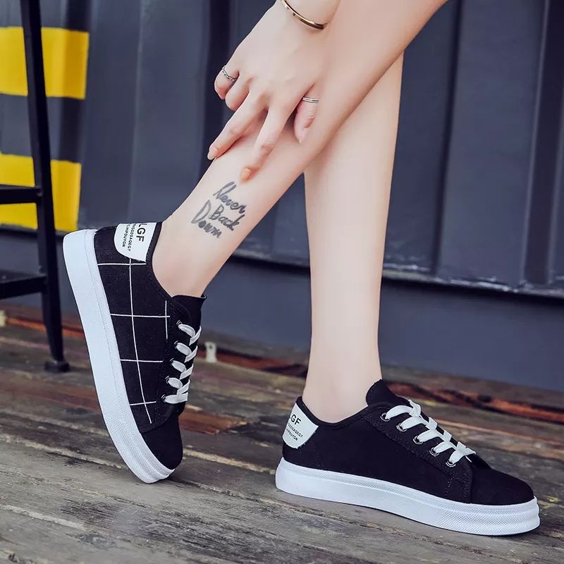 Sepatu Sneakers Wanita Motif Garis GF