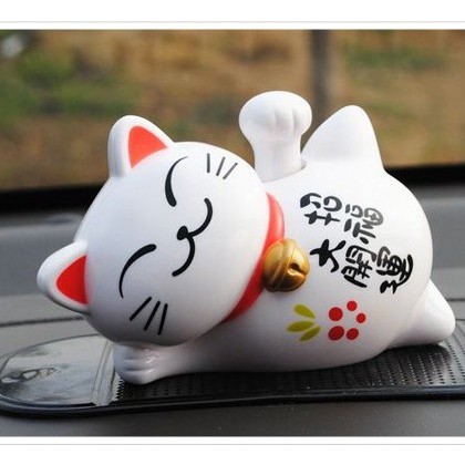 Boneka Figure Pajangan Mobil Solar Power Kucing Rezeki Jepang Maneki Neko Kucing Pengundang Rezeki