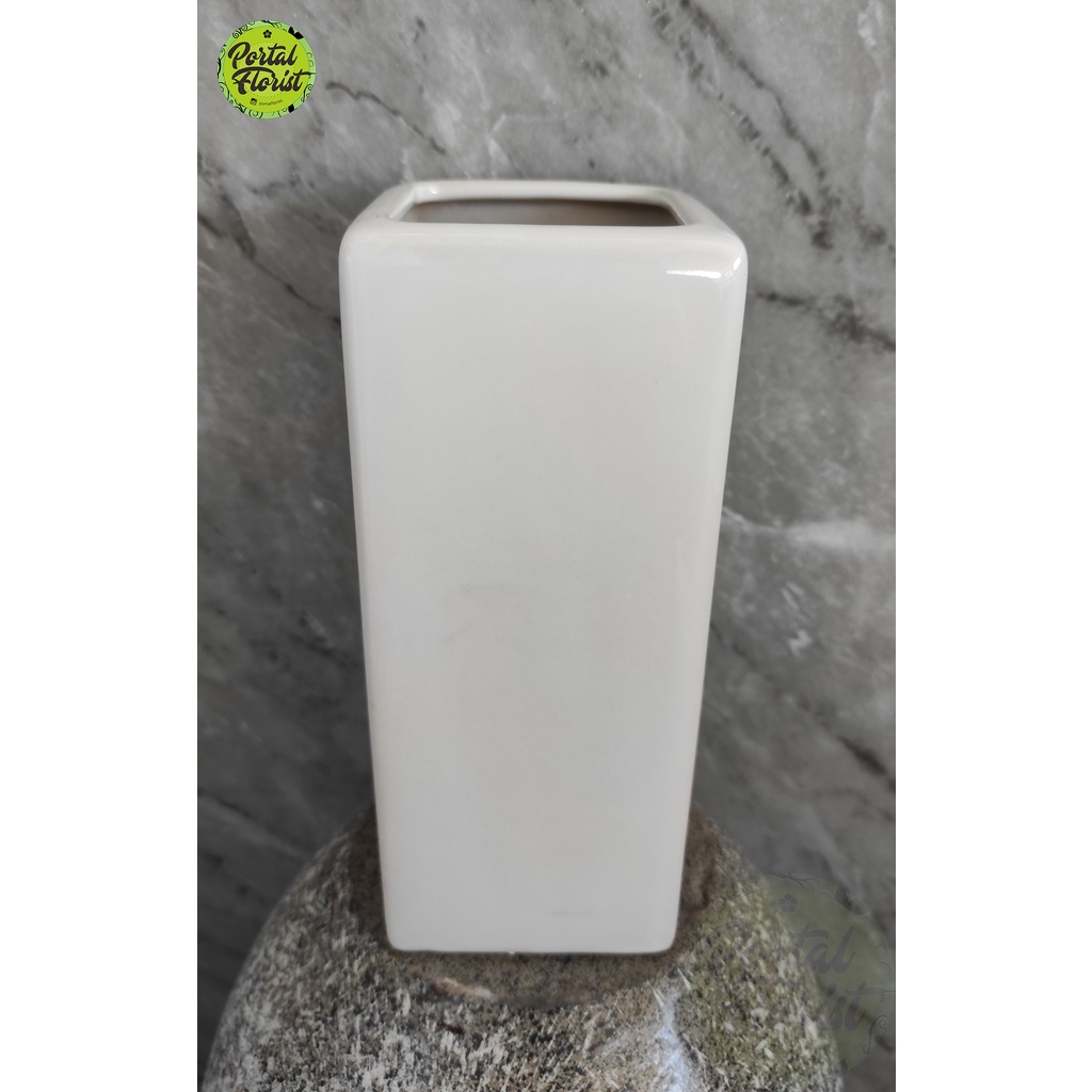 Vas Bunga Kotak Putih Keramik