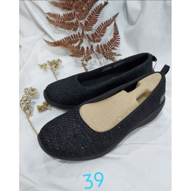 Sepatu Flat Skechers