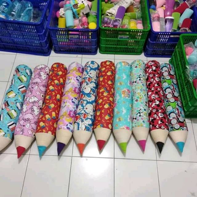 

Bantal pensil motif karakter