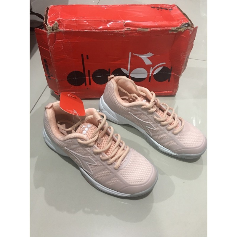 Diadora Hacker soft pink. DIATE90312SP. sepatu tenis soft pink original. sepatu wanita original