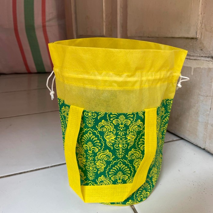 

PROMO Goodie bag spunbond toples kue 2 murah polkadot diameter 17 - Kuning