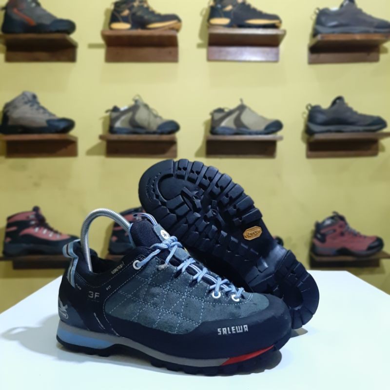 SEPATU OUTDOOR SECOND SALEWA BLUE