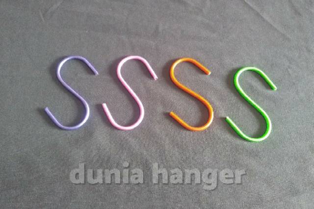 Gantungan huruf S warna warni Harga 12 pcs