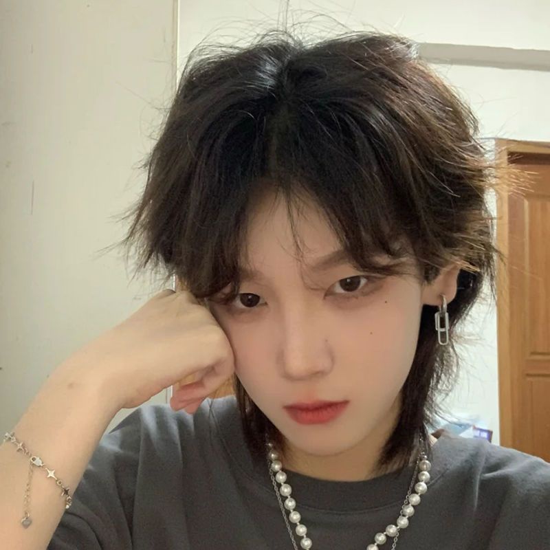 High-end wig rambut pendek pria di tengah ekor serigala gaya rambut realistis merah alami bersih den