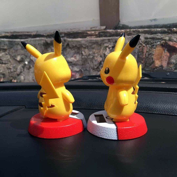 Pajangan Figure Miniatur Mobil Solar Power POKEMON PIKACHU Goyang Kepala Shacking Head Toy