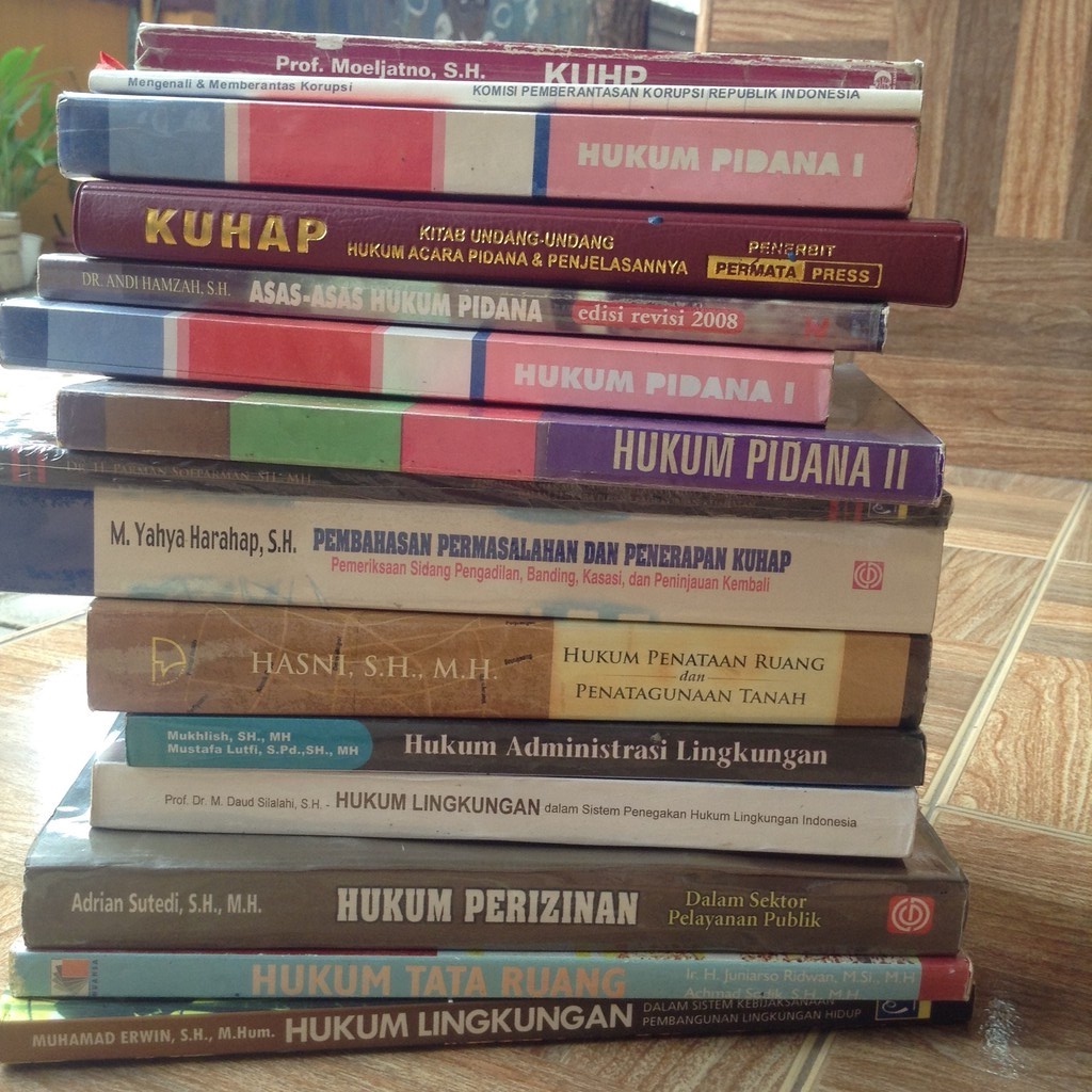 Hukum Lingkungan - Dalam Sistem Kebijaksanaan Pembangunan Lingkungan Hidup (Buku Hukum Bekas) + FREE