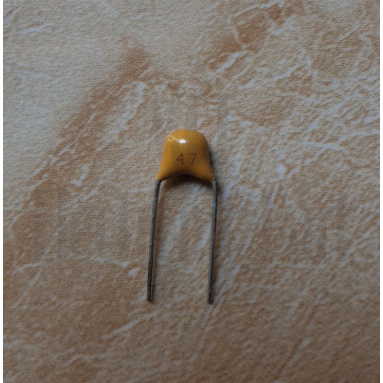 Capasitor Multilayer 47p   dan  10p  (per 10 biji)