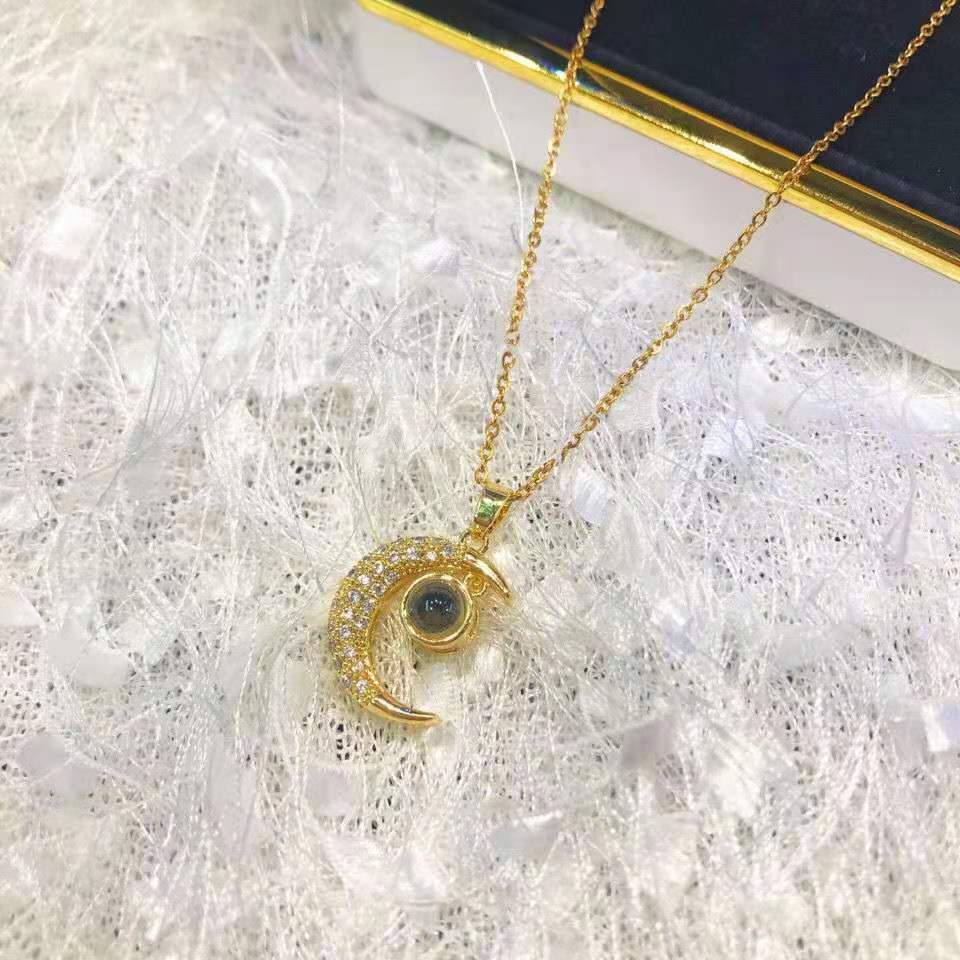 Kalung Rantai Dengan Liontin Bulan Sabit Untuk Wanita