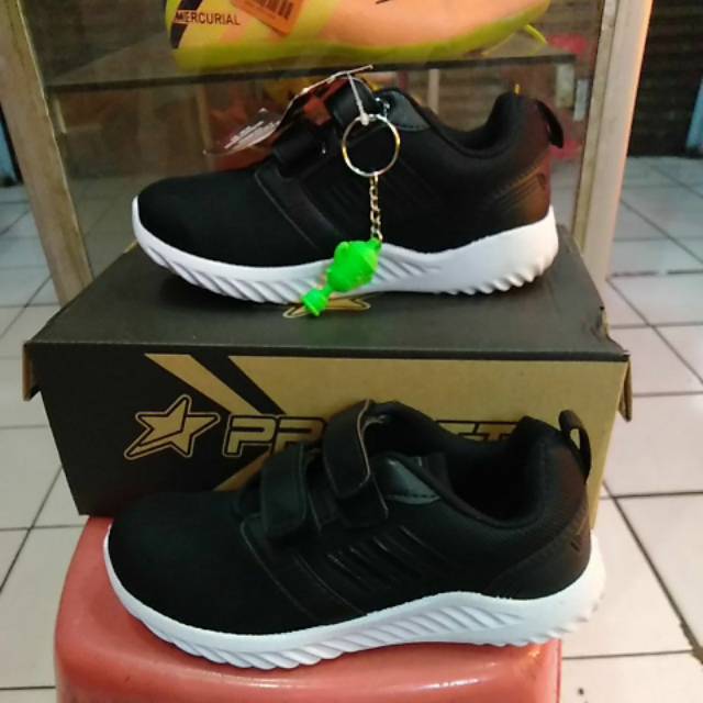 Sepatu pro ATT hitam putih. Tidak bertali.
