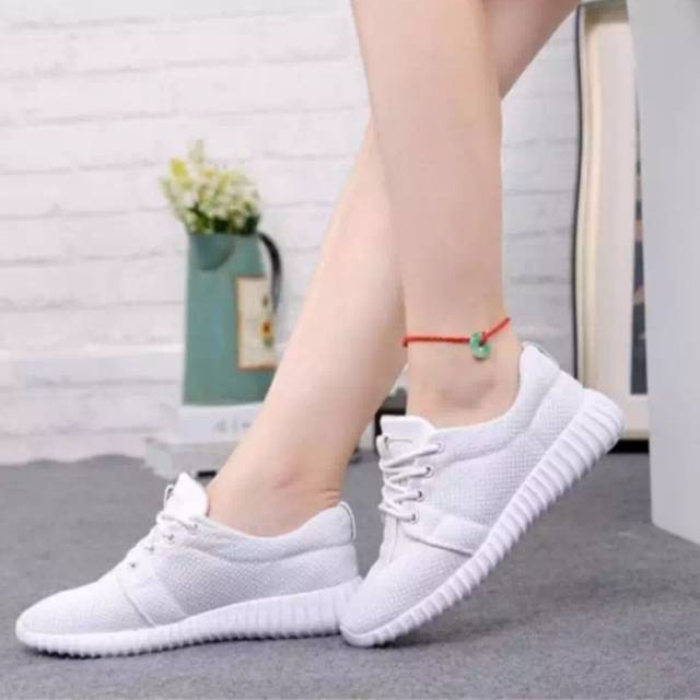 Sepatu snaeker yezi polos murah terbaru