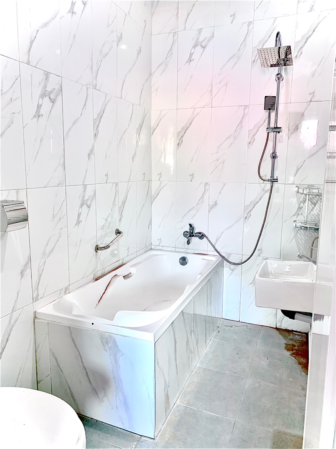 Wastafel Keramik Kotak Sericite + Kran