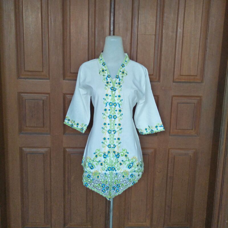 ATASAN KEBAYA PUTIH MOTIF BUNGA BIRU KUNING