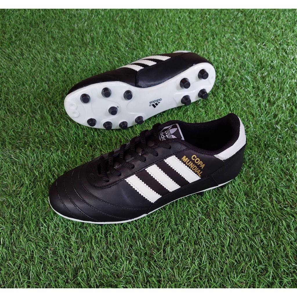 Sepatu bola kulit adidas
