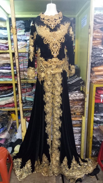 Kebaya bludru hitam....