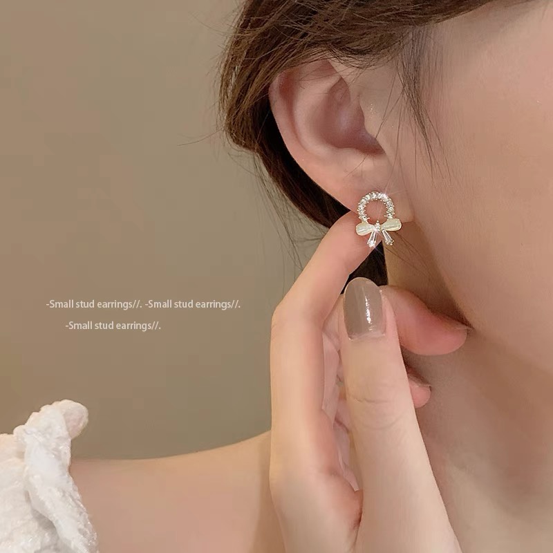 Anting Stud Desain Bunga Aksen Mutiara Bahan 925 Silver Gaya Korea Untuk Wanita