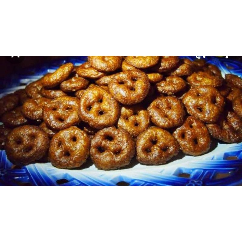 

kue cucur (harga untuk 1box isi 12pcs) ukuran lbh gede dr biasa ya