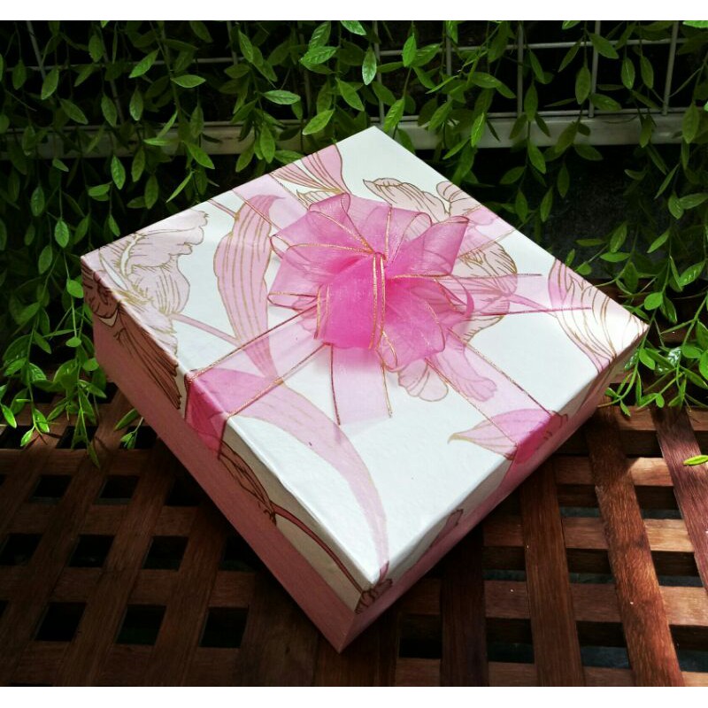 

Kotak kado - gift box pita 20x20x8cm