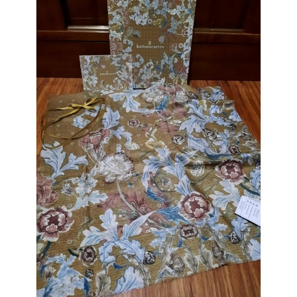 Buttonscarves Royal series