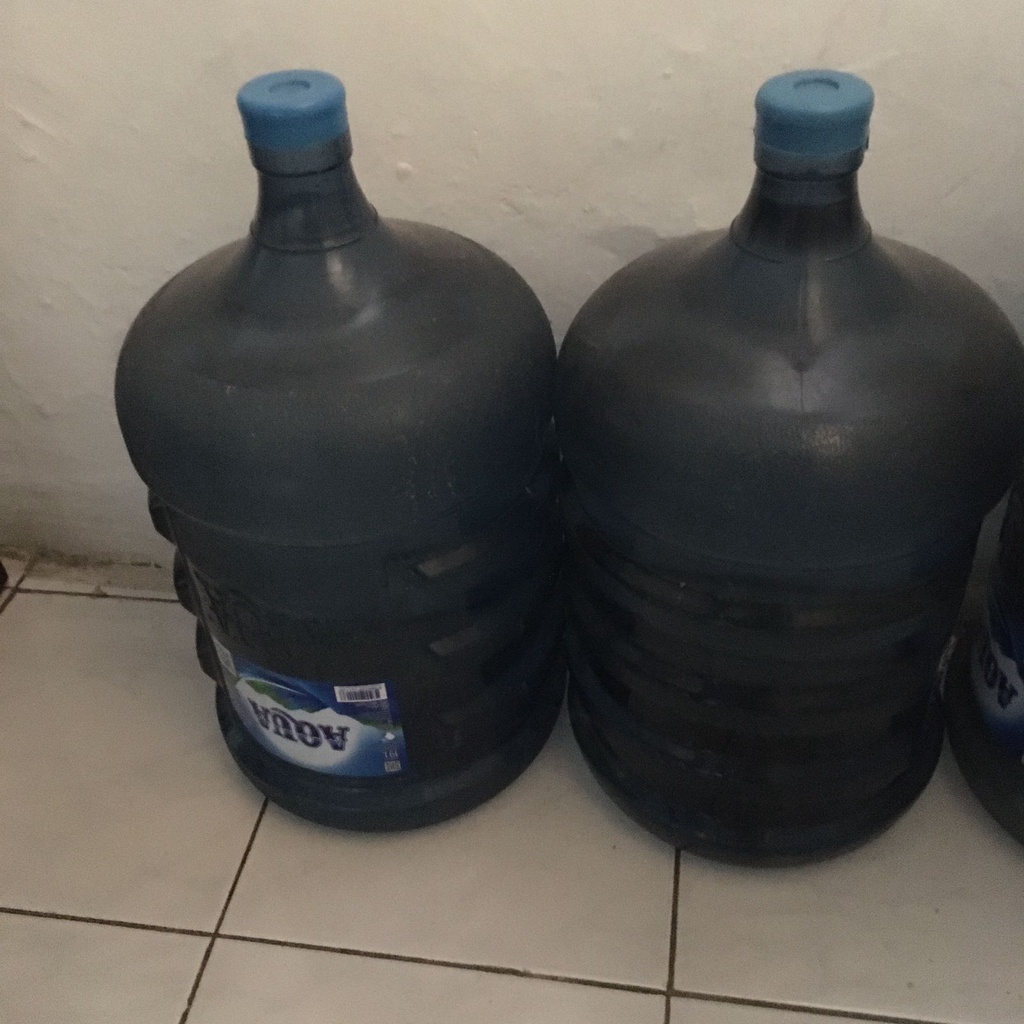 Aqua Galon Kosong dan tutup bekas