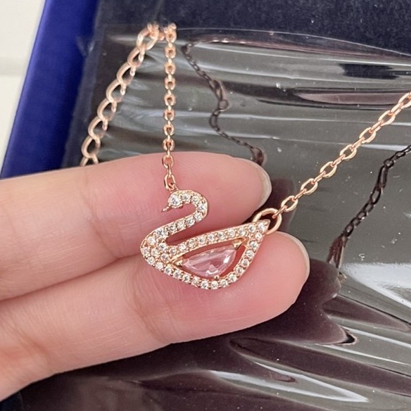 Kalung Swan Rantai Korea Liontin Angsa Warna Pink Berlian untuk Wanita Aksesoris Rose Gold Necklace True Beauty Import Mixed Metal