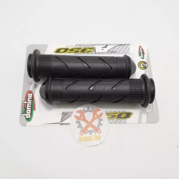 Handgrip Hand grip domino sudah ada jalu stang nya,universal bisa dipakai untuk semua motor