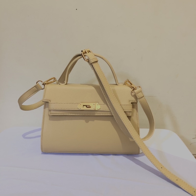 Preloved Patris Rivana Sling Bag Cream Cheese