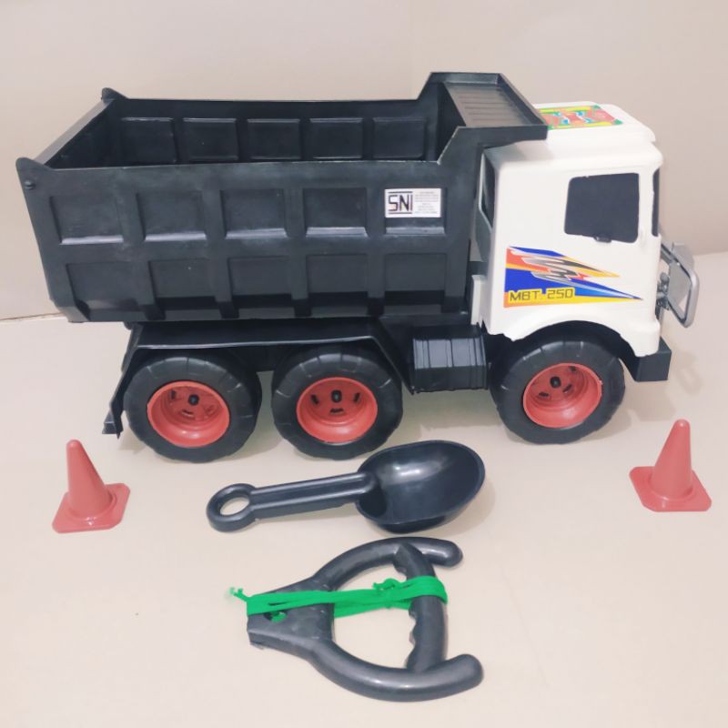 MOBIL TRUK PENGANGKUT PASIR UKURAN BESAR