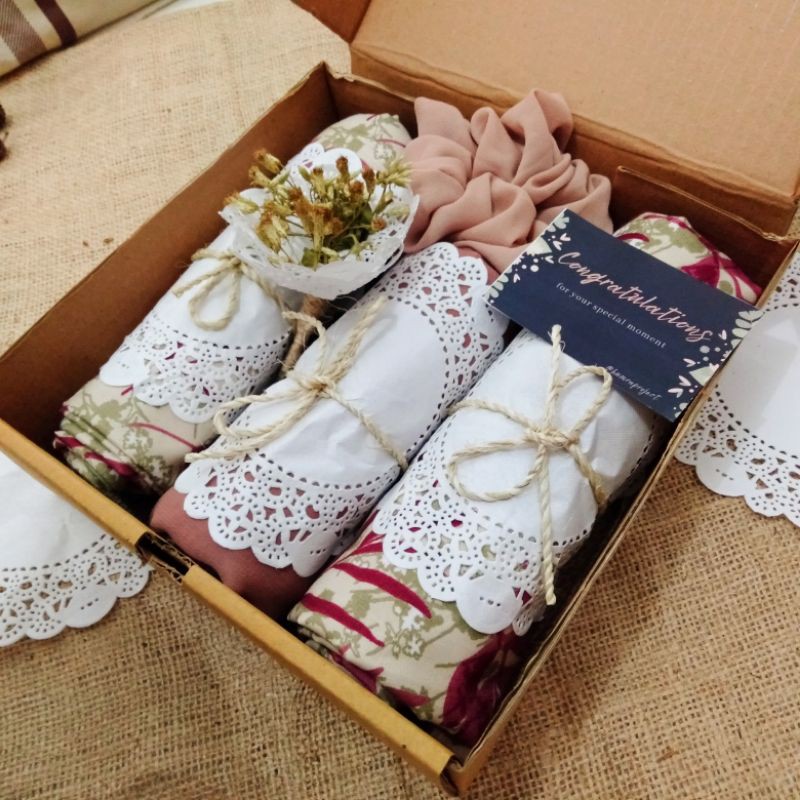 

Hampers/hampers pernikahan/gift/hadiah/wisuda/pernikahan/hijab/piyama