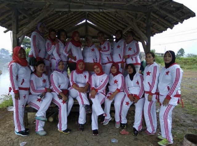 BEST DEALS Baju Senam Setelan Lapangan Olahraga Panjang Muslimah Hijab Cycling Rok Putih Merah