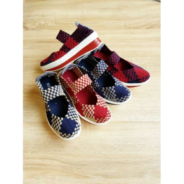 Sepatu anyam kiddo