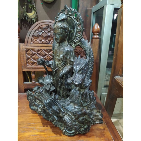patung dewi kwan im dan naga