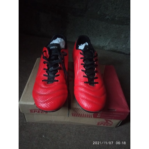 Sepatu bola spech