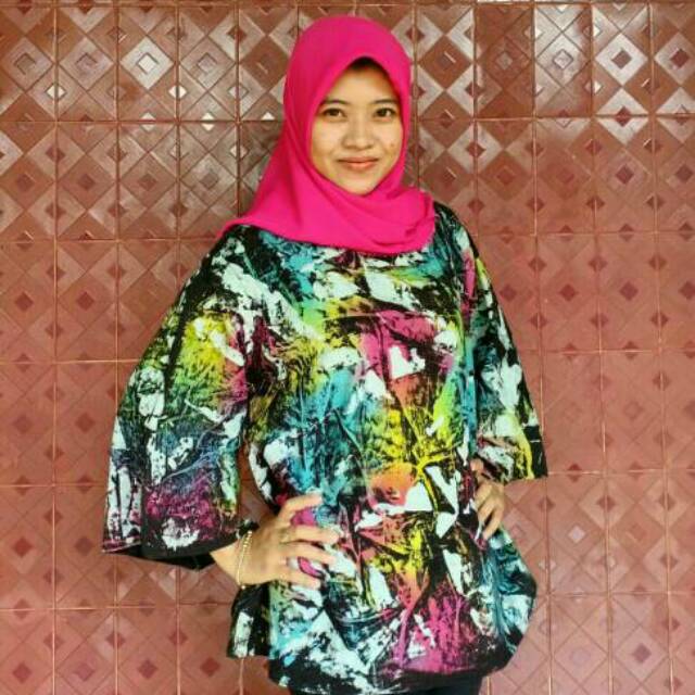 Blouse Abstrak Kekinian