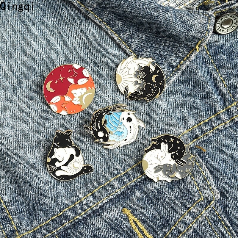 Bros Pin Enamel Desain Kartun Hewan Kelinci / Bulan / Matahari / Rubah / Koi / Kelelawar / Serigala Untuk Kerah Pakaian