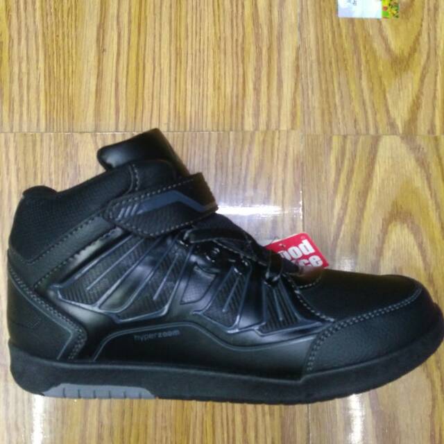 Sepatu sekolah hitam polos aerostreet model boots.