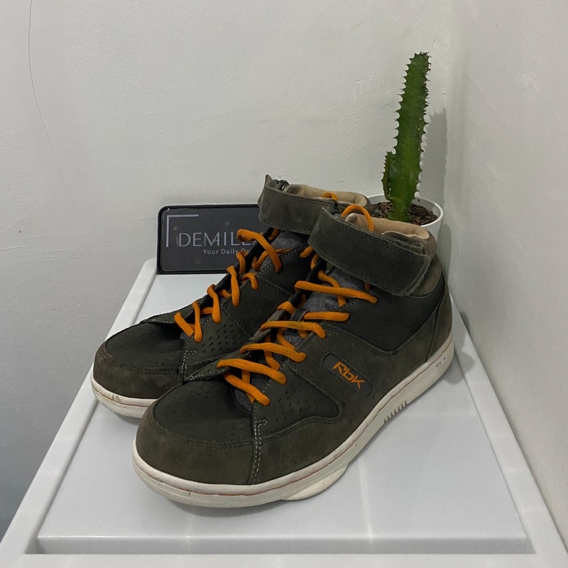 Sepatu Sneaker Reebok