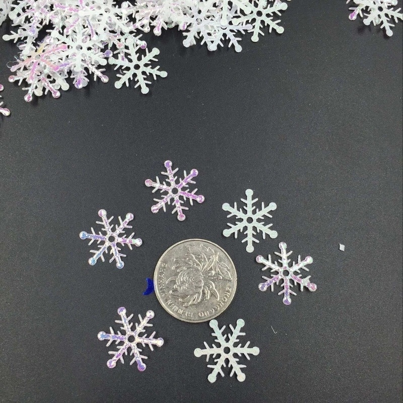 300Pcs Christmas Classic Shiny Snowflake Ornaments for Holiday Wedding， Party ，Throwing Confetti ，Xmas Decorations