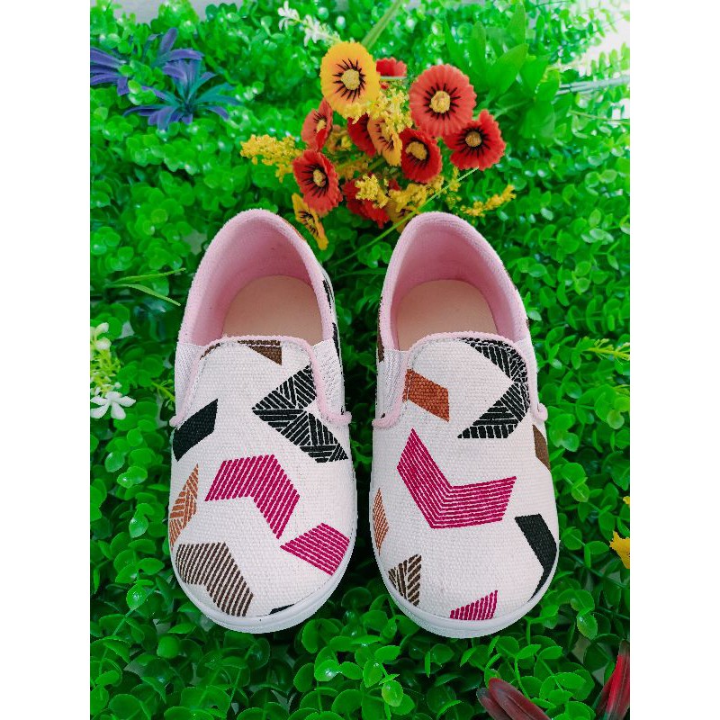 sepatu anak perempuan slip-on Arrow murah