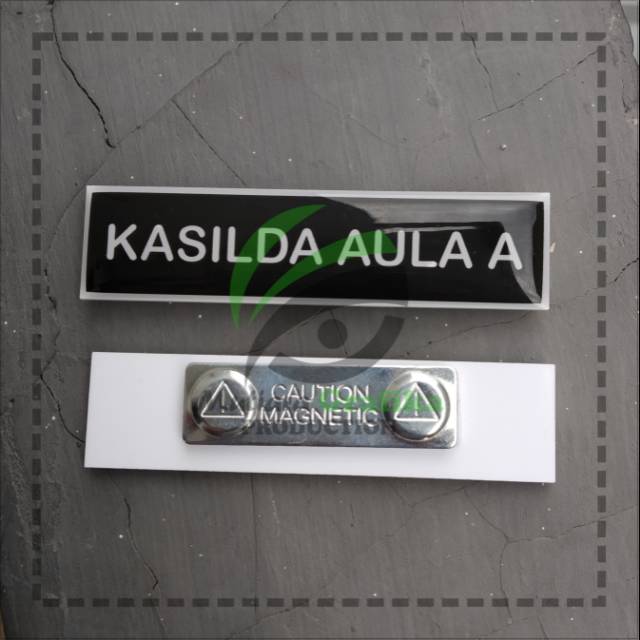 

Name Tag Papan Nama Dada Akrilik Kuningan Peniti Magnet Resin