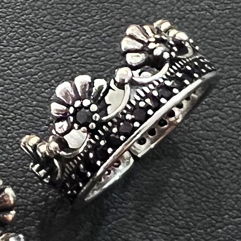 Cincin Model Terbuka Adjustable Desain Mahkota Bunga Aksen Zircon Hitam Gaya Retro Unik Untuk Wanita