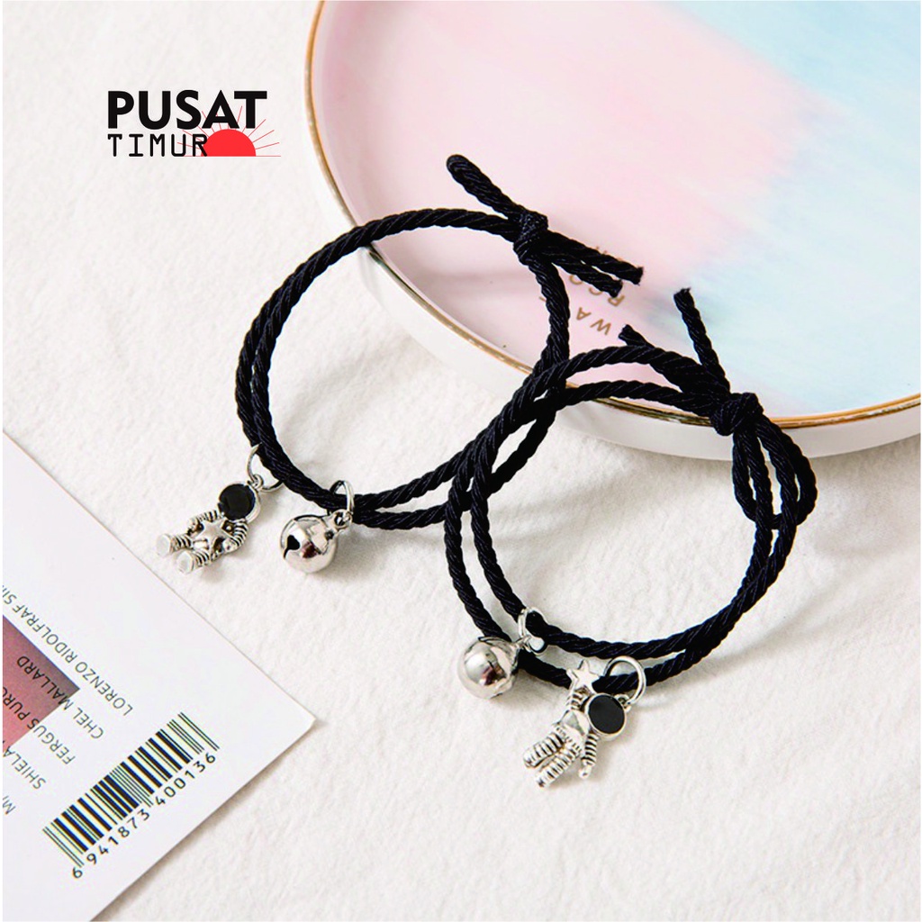 2 Pcs Gelang Couple Astronot Lonceng Tali Hitam Gelang Pasangan Pacar Romantis I PUSAT TIMUR