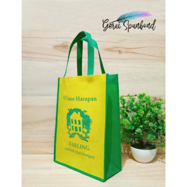 

Goodie Bag Spunbond Uk. 25cm x 10cm x 35cm Plus Sablon Custom / Tas Seminar / Totebag / Tas Jinjing