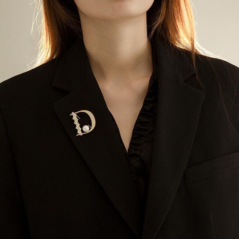 Bros Pin Bentuk Huruf D Hias Mutiara Berlian Zircon Anti Silau