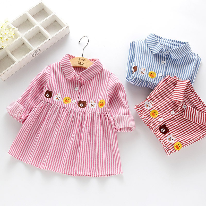 Gaun dengan Motif Garis Garis dan Hiasan Bordir Gambar Gaun dengan Motif Garis Garis dan Hiasan Bordir Gambar